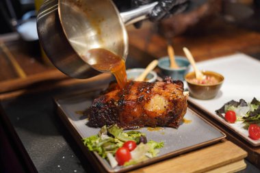 Lüks bir restoranda ızgara et.