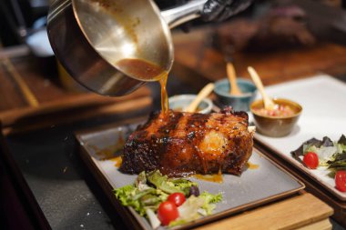 Lüks bir restoranda ızgara et.