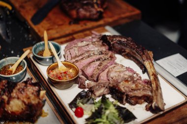 Lüks bir restoranda ızgara et.