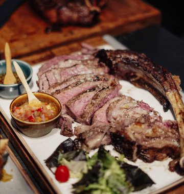 Lüks bir restoranda ızgara et.