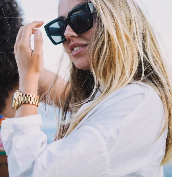 Blonde Model Sunglasses Boat Ride — Stock Photo, Image