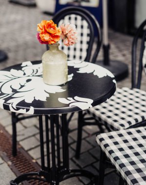 Akarsulardan oluşan orta bir parça