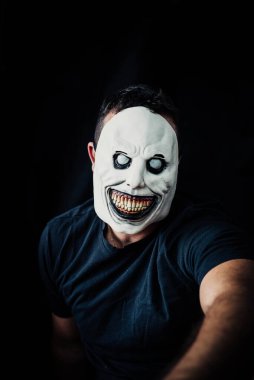 Cadılar bayramı için beyaz şeytan gibi giyinmiş bir adam