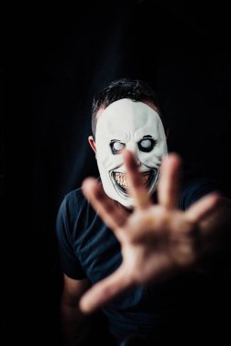 Cadılar bayramı için beyaz şeytan gibi giyinmiş bir adam