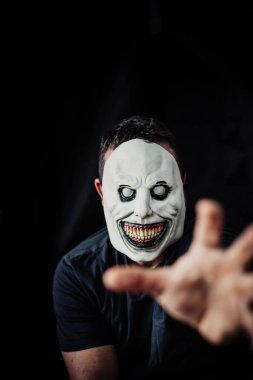 Cadılar bayramı için beyaz şeytan gibi giyinmiş bir adam