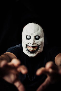 Cadılar bayramı için beyaz şeytan gibi giyinmiş bir adam