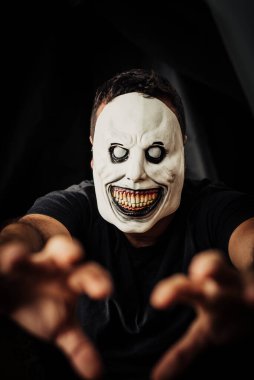 Cadılar bayramı için beyaz şeytan gibi giyinmiş bir adam