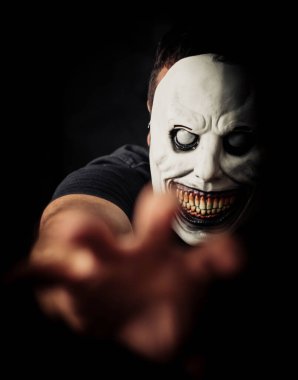 Cadılar bayramı için beyaz şeytan gibi giyinmiş bir adam