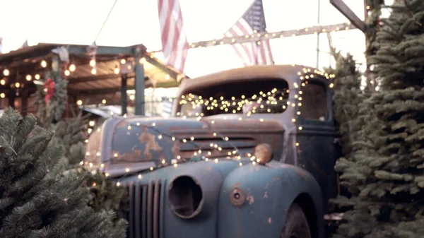 Açık havada bulanık Noel ağacı pazarı