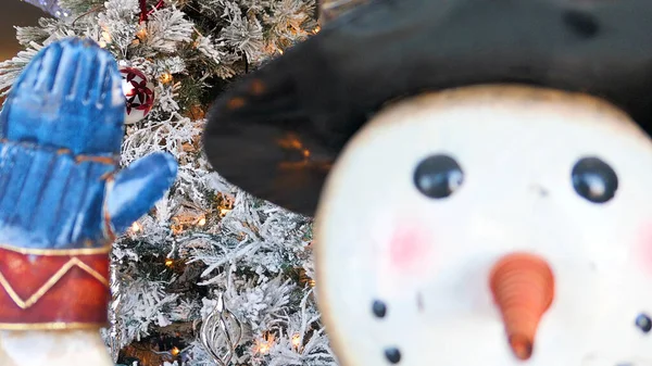 Bulanık kardan adamla donan Noel ağacı