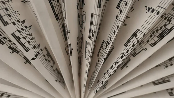 Bir müzik nota defterini kapat