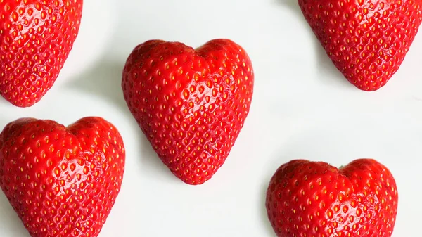 Beyaz arka planda taze kırmızı çilekler.