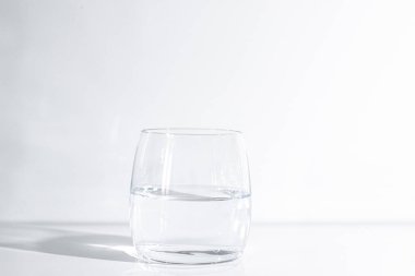  Hafif arka planda bir bardak temiz içme suyu.