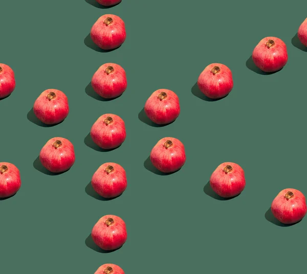 Kreativt Mönster Färska Röda Granatäpple Den Mörkgröna Bakgrunden Minimal Sommarfrukts — Stockfoto