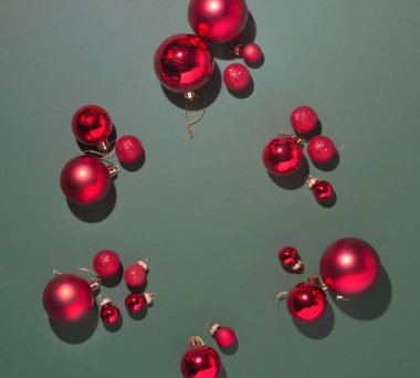 Koyu zeytin zemininde kırmızı mücevherlerden yapılmış Noel ağacı. Yeni yıl konsepti çok az. Düz yatıyordu. Yaratıcı negatif alan.