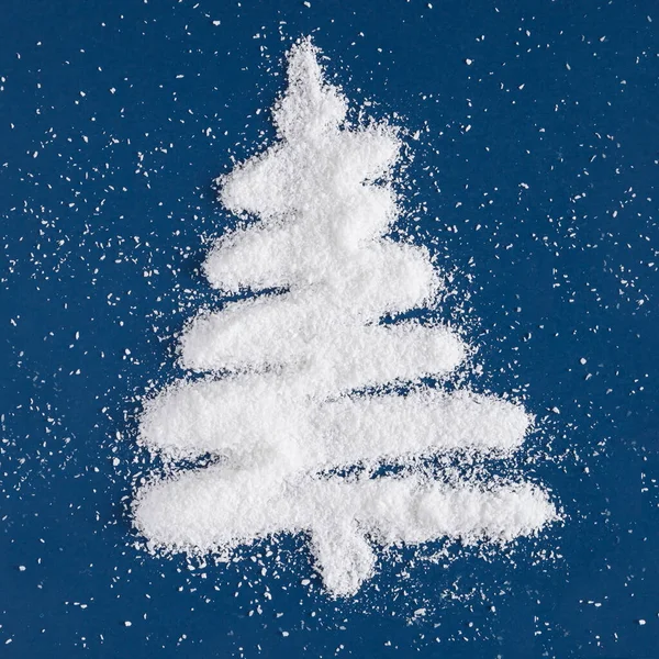 Minimale Kerstboom Gemaakt Van Wit Sneeuwpoeder Een Donkerblauwe Achtergrond Flat — Stockfoto