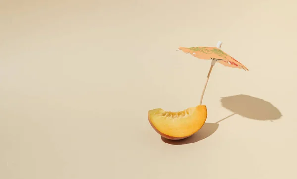 Peach Plak Naakte Achtergrond Met Oranje Zomerparaplu Vakantieconcept — Stockfoto