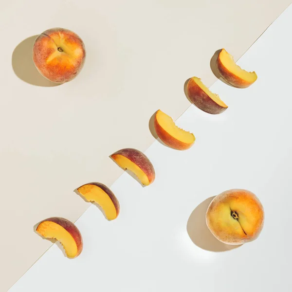 Verse Oranjegele Perziken Naakte Witte Achtergrond Sappige Perzikschijfjes Plat Leggen — Stockfoto