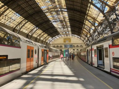 Güneşli bir günde Barselona 'daki Franca Tren İstasyonu
