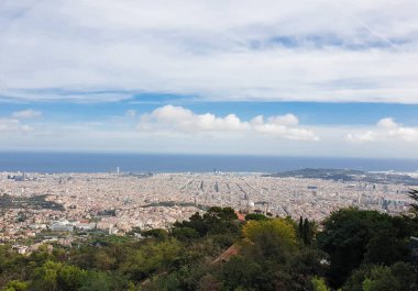 Tibidabo tepesinden Barcelona 'nın panoramik manzarası