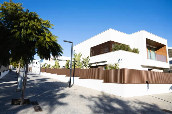 Modern minimalist beyaz saray dış görünüşü, yeni evleri olan cadde, Sitges, İspanya