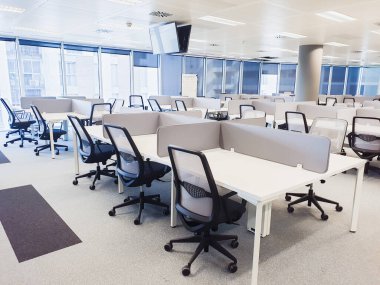 Büyük, aydınlık, modern ofis içi. İnsan yok, kapalı iş dünyası.