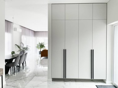 Parlak modern koridor içi, beyaz gardırop.