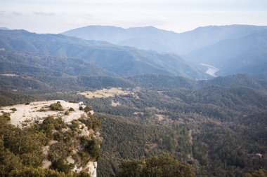 Doğanın tadını çıkaran turistler, dağdaki güzel manzaralar, Tavertet 'teki kanyon manzarası, Katalonya' daki dağlar, İspanya