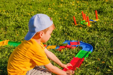 Çocuk oyuncak araba park yeşil çim çim üzerinde çalış