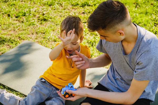 Fröhliche Zwei Brüder Liegen Auf Dem Gras Park Und Spielen — Stockfoto