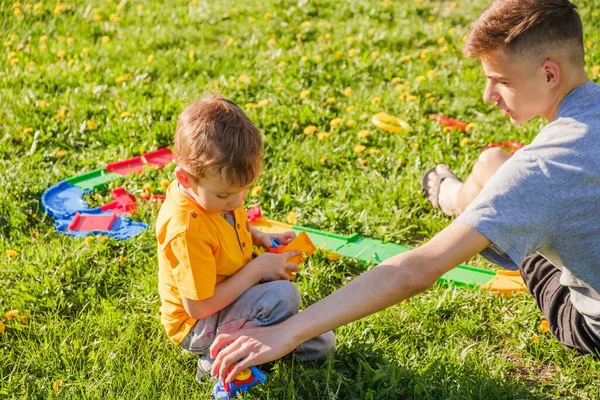 Familia Hierba Chico Hermano Parque Gente Naturaleza Feliz Alegre — Foto de Stock