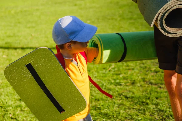 Rapaz Bonito Jogando Grama Verde Verão Com Tapete Criança Parque — Fotografia de Stock