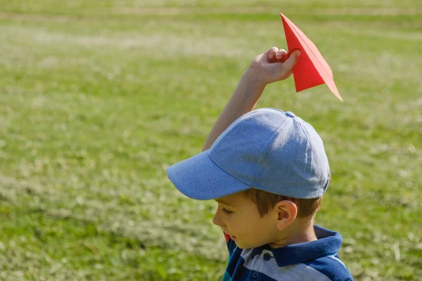 Хлопчик Грає Іграшковим Червоним Літаком Парку Сонячний Літній День — стокове фото