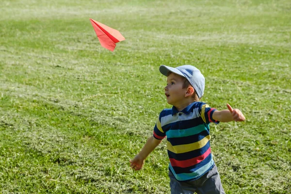 一个阳光明媚的夏日 在公园里玩玩具红飞机的男孩 — 图库照片