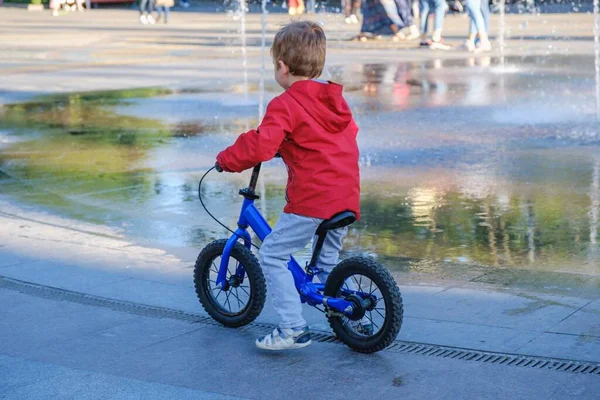 Ποδήλατο Παιδί Καλοκαίρι Ποδήλατο Παιδί Πάρκο Αγόρι Ποδηλάτης Ευτυχισμένος — Φωτογραφία Αρχείου