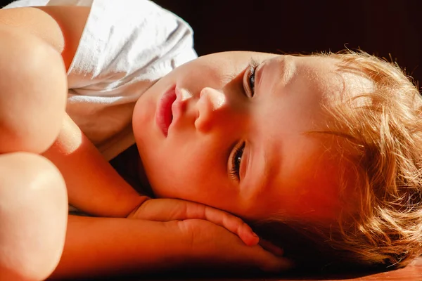 Adorable Niño Caucásico Durmiendo Rayo Sol Mañana — Foto de Stock