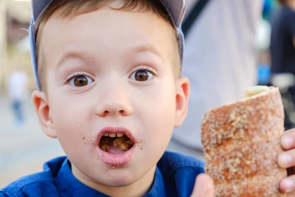 Mangiare Panino Vero Piacere Ragazzo Weekend Bambino Nel Parco — Foto Stock
