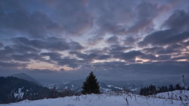 เมฆที่พระอาทิตย์ขึ้นในภูมิทัศน์ภูเขาฤดูหนาว — วีดีโอสต็อก
