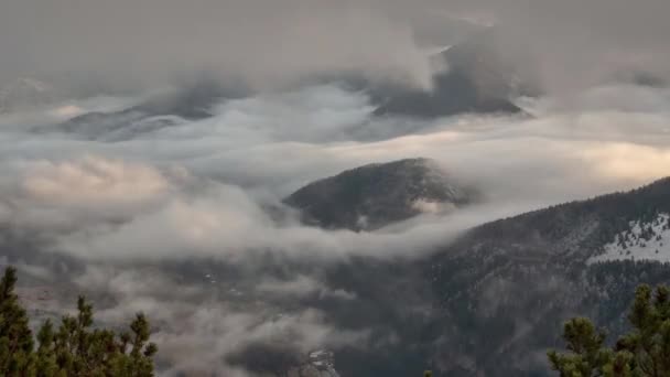 Omvänt väder med rörliga moln, låga moln i landskapet — Stockvideo