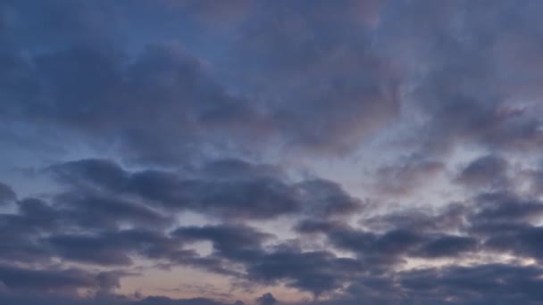 Wolken am blauen Himmel bei Sonnenaufgang, wechselnde Farben — Stockvideo