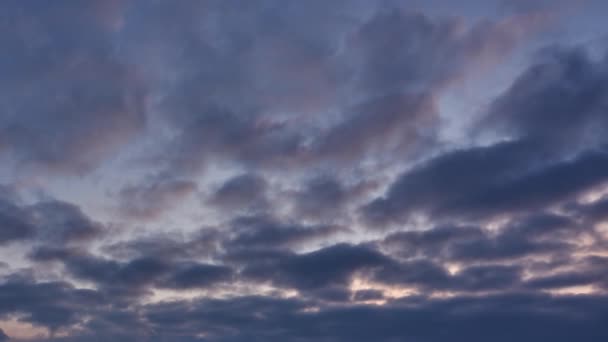 Wolken am blauen Himmel bei Sonnenaufgang, — Stockvideo