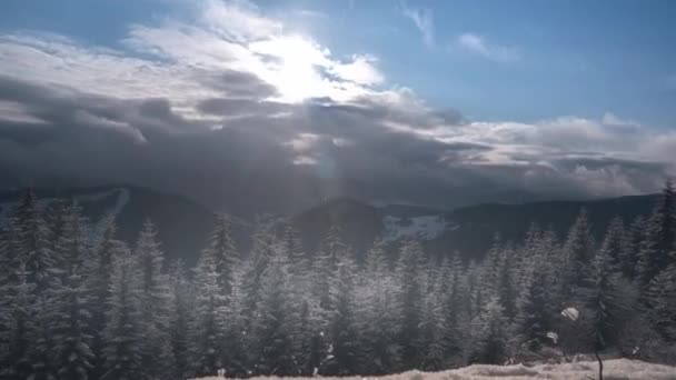 Nuvole si estendono sulle montagne in inverno paesaggio dicembre, — Video Stock