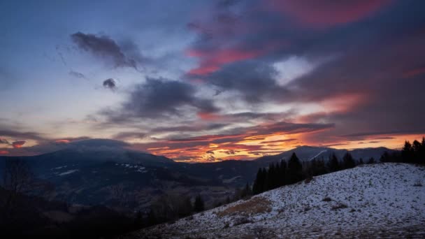 Liikkuvat pilvet lämpimin värein juuri ennen auringonnousua — kuvapankkivideo