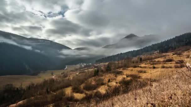 Molnigt väder över höstens bergslandskap, zooma in — Stockvideo
