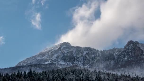 Dramatyczne, szybko poruszające się chmury przelatują nad zaśnieżoną górą, Velky Rozsutec — Wideo stockowe