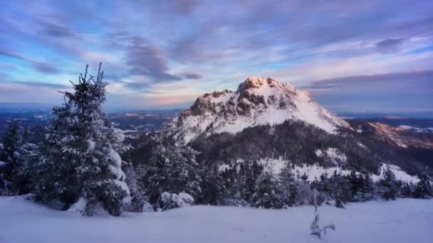 Winter sunrise over snowy mountains Clouds spill over the mountain windy weather — Vídeo de Stock