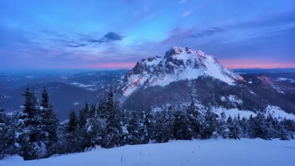 Inverno congelado paisagem panorâmica da montanha na Eslováquia, hora azul antes do nascer do sol — Vídeo de Stock