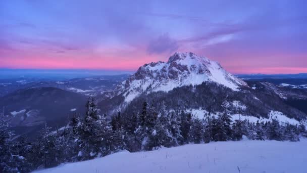 Hiver paysage de panorama de montagne gelé en Slovaquie, ciel rouge avant le lever du soleil. 4K — Video