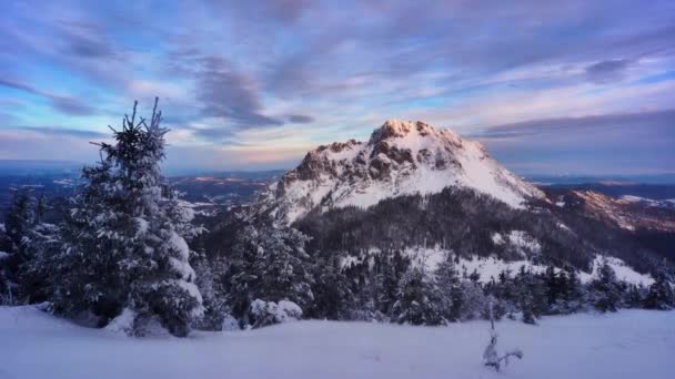 Vinter soluppgång över snöiga berg Moln spill över berget blåsigt väder — Stockvideo