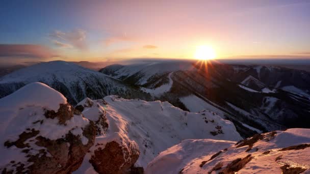 Matahari terbenam lanskap gunung w, bukit tertutup salju, lanskap musim dingin, taman nasional. — Stok Video